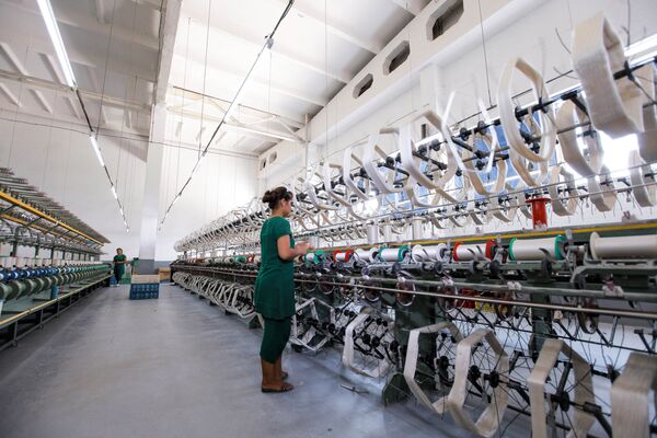Работа фабрики Bukhara Brilliant Silk, занимающейся производством шелка и изделий из него. - Sputnik Узбекистан