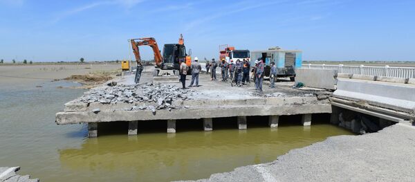 Сирдарё вилоятининг Сардоба туманида тошқин оқибатларини бартараф этилиши Сирдарё вилоятининг Сардоба туманида тошқин оқибатларини бартараф этилиши - Sputnik Ўзбекистон