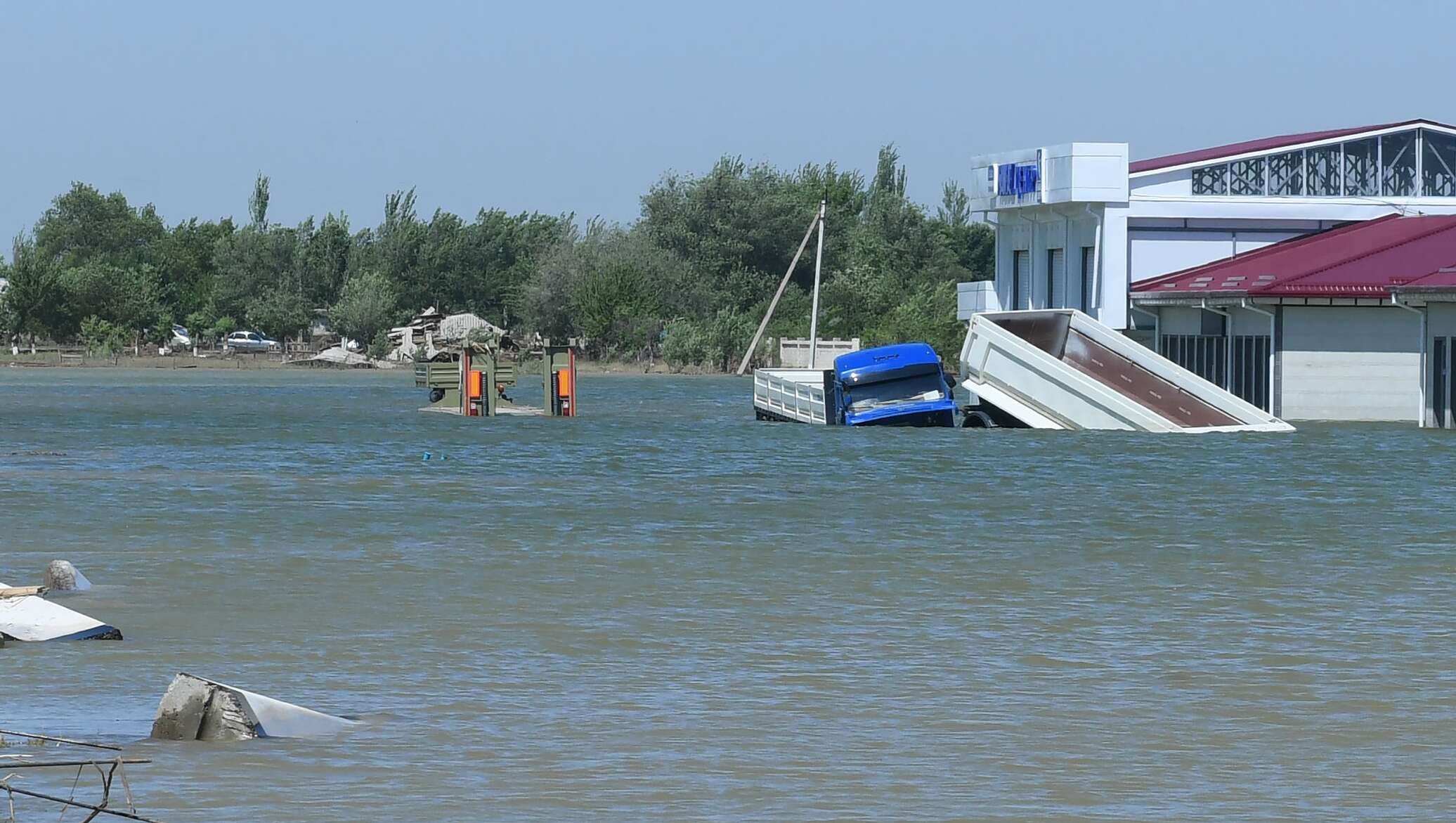 В узбекистане прорвало дамбу. Сардоба водохранилище Узбекистан. Прорыв дамбы Сардоба Узбекистан. Прорыв дамбы Узбекистан 2020. Сырдарья Сардоба.