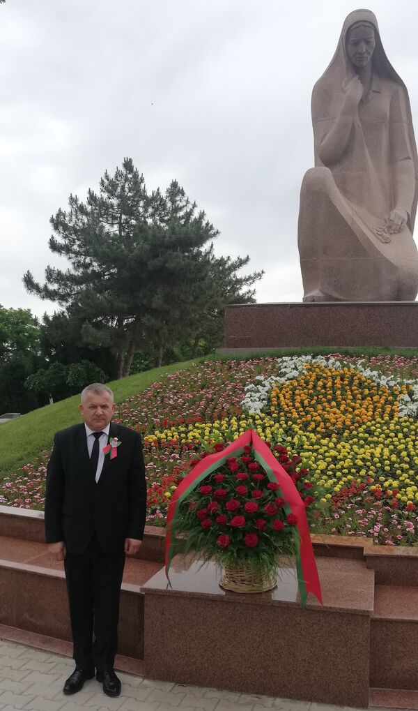 Посол Беларуси возложил цветы к Братским могилам в Ташкенте Посол Беларуси возложил цветы к Братским могилам в Ташкенте - Sputnik Узбекистан