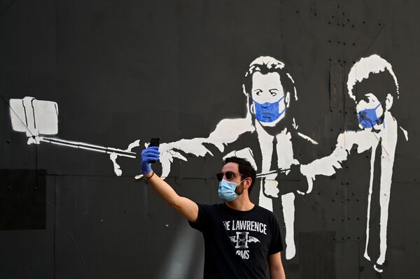 Мужчина делает селфи на фоне граффити в Мадриде, Испания - Sputnik Узбекистан
