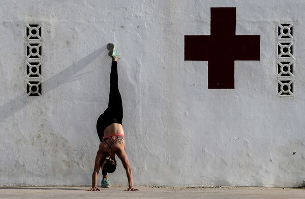 Женщина занимается спортом в отведенные часы после снятия ограничений во время эпидемии коронавируса, Валенсия, Испания - Sputnik Узбекистан