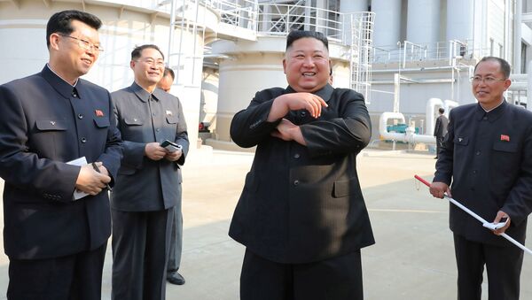 Северокорейский лидер Ким Чен Ын на церемонии завершения строительства завода 1 мая. - Sputnik Узбекистан