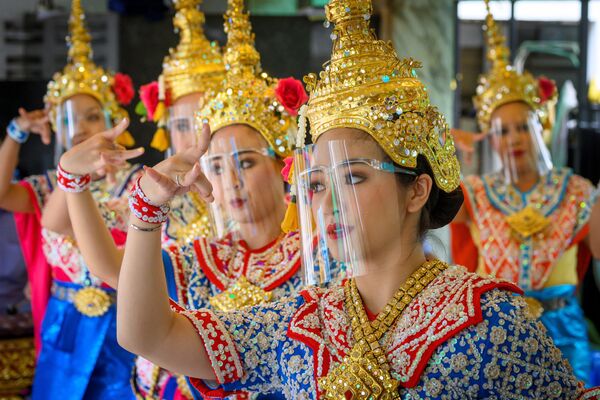 Танцовщицы в защитных масках во время выступления в храме Эваран в Таиланде - Sputnik Узбекистан