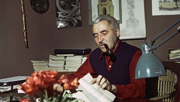 Писатель Константин Симонов в своем рабочем кабинете - Sputnik Ўзбекистон