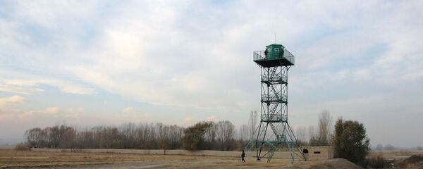 Смотровая вышка на кыргызско-таджикском участке границе Смотровая вышка на кыргызско-таджикском участке границе - Sputnik Ўзбекистон