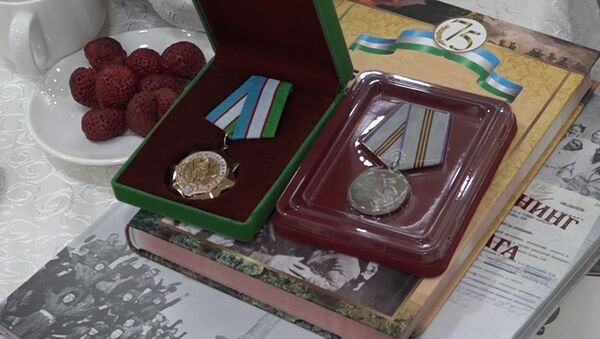 Хоким Ташкента навестил ветеранов в клинике и вручил награды ко Дню Победы - Sputnik Узбекистан