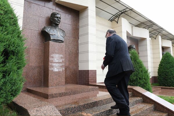 Никто не забыт: посол РФ почтил память павших героев Великой Отечественной - Sputnik Узбекистан