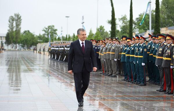 Шавкат Мирзиёев возложил цветы к мемориальному комплексу Ода стойкости - Sputnik Узбекистан