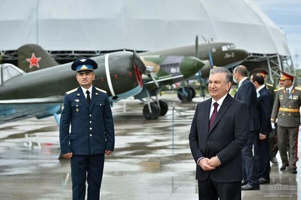 Шавкат Мирзиёев посетил Музей славы в Парке Победы - Sputnik Узбекистан