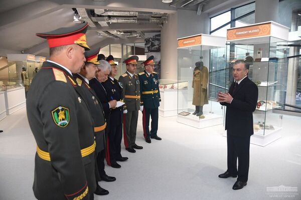 Шавкат Мирзиёев посетил Музей славы в Парке Победы - Sputnik Узбекистан