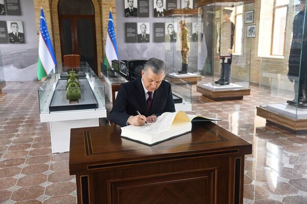 Шавкат Мирзиёев посетил Музей славы в Парке Победы - Sputnik Узбекистан