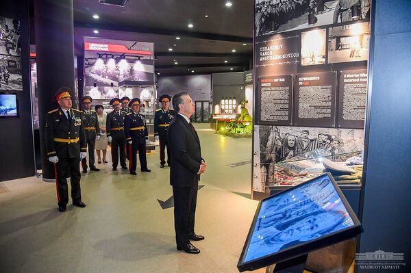 Шавкат Мирзиёев посетил Музей славы в Парке Победы - Sputnik Узбекистан