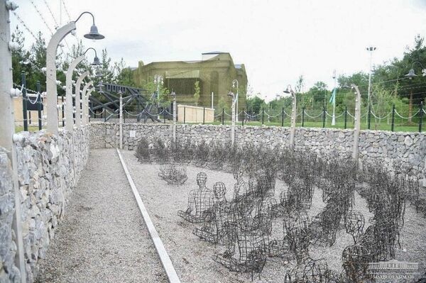 Шавкат Мирзиёев посетил Музей славы в Парке Победы - Sputnik Узбекистан