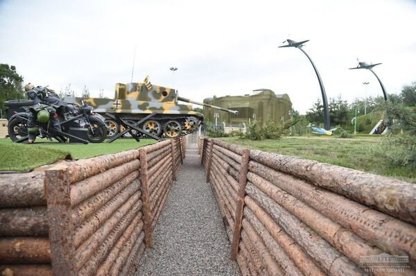 Шавкат Мирзиёев посетил Музей славы в Парке Победы - Sputnik Узбекистан