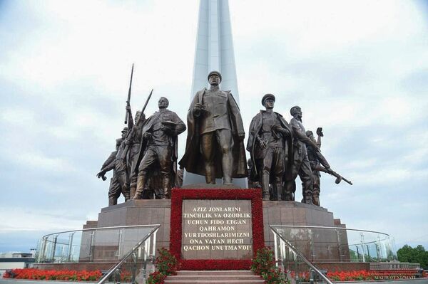 Памятник в Парке Победы в Ташкенте - Sputnik Ўзбекистон