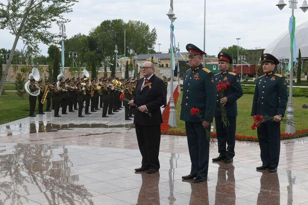 Возложение цветов мемориалу Ода Стойкости (Зульфия Закирова) - Sputnik Узбекистан