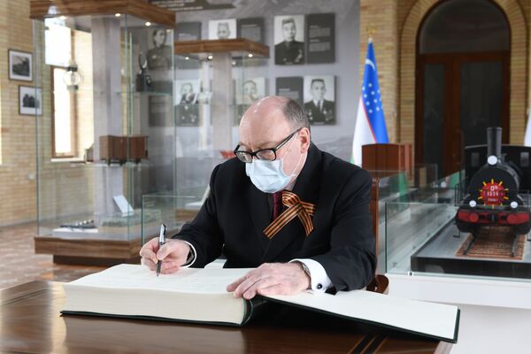 Тюрденев второй человек после президента, кто удостоился чести оставить запись в книге почетных гостей - Sputnik Узбекистан