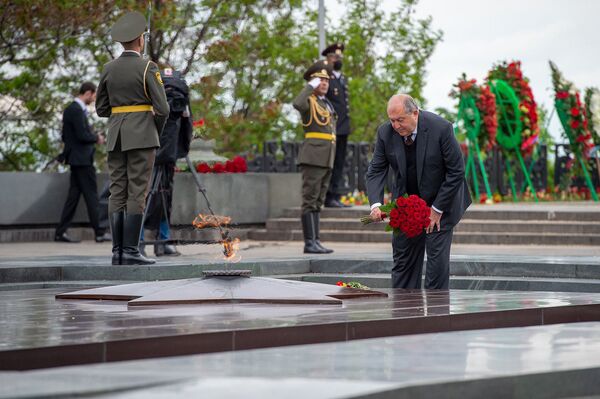 Президент Армении Армен Саркисян возложил цветы к Вечному огню в парке Победы в Ереване  - Sputnik Узбекистан