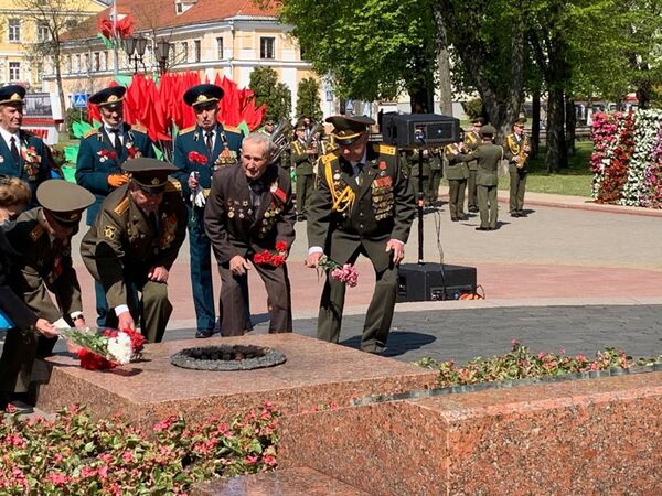Ветераны вооруженных сил возложили цветы в Гродно (Беларусь) в память о павших в Великой Отечественной войне.    - Sputnik Узбекистан