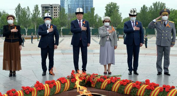 На площади Победы в Бишкеке (Кыргызстан) в честь 75-летия Победы в Великой Отечественной войне состоялся митинг-реквием с участием первых лиц государства  - Sputnik Узбекистан