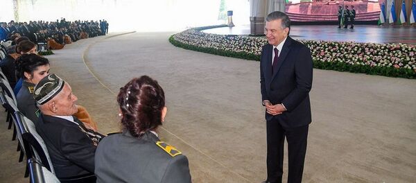 В Узбекистане президент страны Шавкат Мирзиёев поздравил ветеранов Великой Отечественной в амфитеатре парка Победы. Мероприятие приурочено к 9 мая – Дню памяти и почестей  - Sputnik Узбекистан