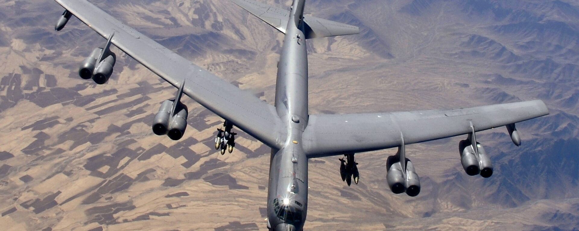 B-52, AQSh o‘ta uzoq masofaga uchuvchi og‘ir bombardimonchi samolyoti Afg‘oniston osmonida, 2006-yil - Sputnik O‘zbekiston, 1920, 25.12.2015