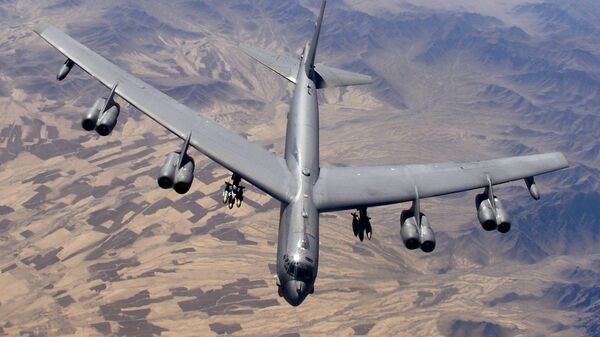 B-52, AQSh o‘ta uzoq masofaga uchuvchi og‘ir bombardimonchi samolyoti Afg‘oniston osmonida, 2006-yil - Sputnik O‘zbekiston