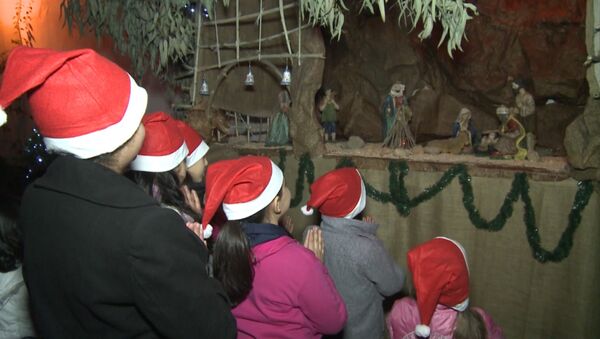 Молитва у вертепа и фото с Сантой – сирийские христиане отметили Рождество - Sputnik Узбекистан