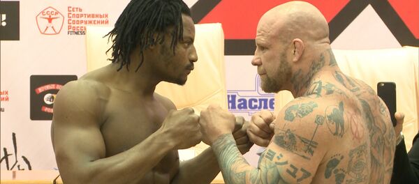 Взвешивание и дуэль взглядов — Монсон и Нджатах накануне боя в Химках Взвешивание и дуэль взглядов — Монсон и Нджатах накануне боя в Химках - Sputnik Узбекистан