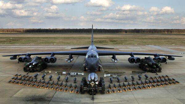 Boeing B-52H AQSh o‘ta uzoq masofaga uchuvchi strategik bombardimonchi samolyoti - Sputnik O‘zbekiston