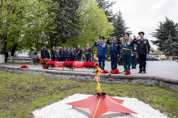 В день празднования 75-й годовщины Победы в Великой Отечественной войне в югоосетинской столице возложили гирлянду Славы у Вечного огня - Sputnik Узбекистан