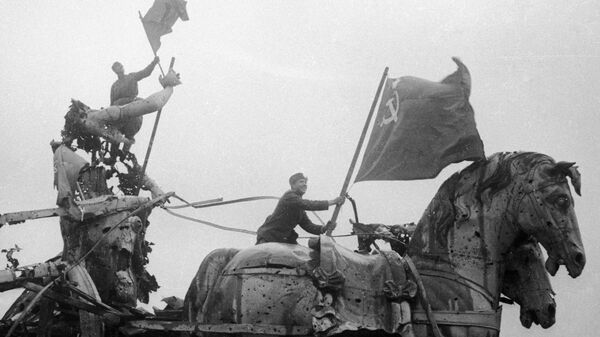 Солдаты водружают советские знамена над Бранденбургскими воротами. - Sputnik Узбекистан
