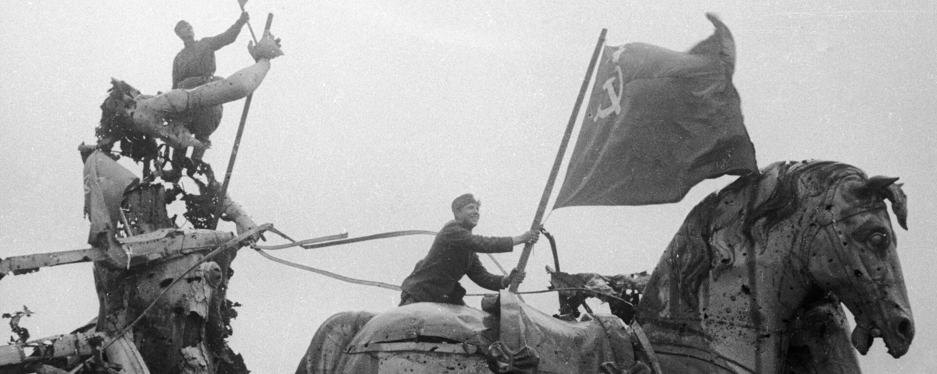 Солдаты водружают советские знамена над Бранденбургскими воротами. - Sputnik Узбекистан, 1920, 10.05.2020