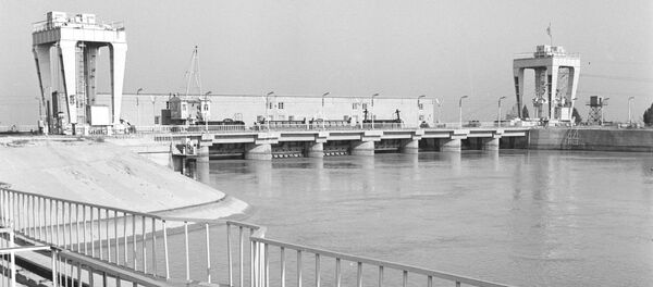 Верхний бьеф Фархадской гидроэлектростанции на реке Сырдарье. Верхний бьеф Фархадской гидроэлектростанции на реке Сырдарье. - Sputnik Ўзбекистон