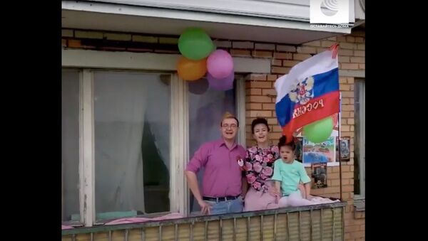 Россияне отметили День Победы на балконах - Sputnik Узбекистан