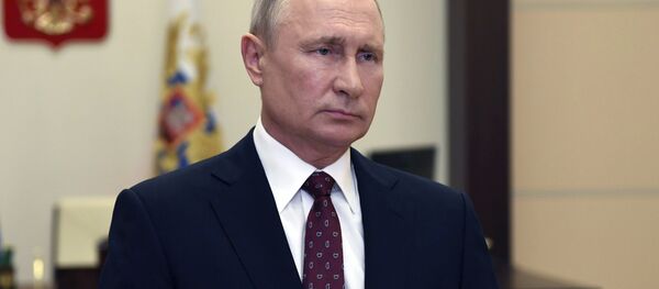 Президент РФ В. Путин поздравил выпускников военных вузов и академий с Днём Победы - Sputnik Узбекистан