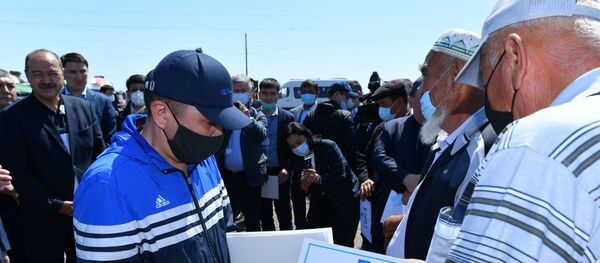 Мактааральцы начали получать деньги, выделенные из фонда Алишера Усманова Мактааральцы начали получать деньги, выделенные из фонда Алишера Усманова - Sputnik Ўзбекистон