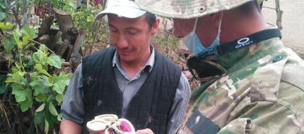 Военнослужащие возвращают деньги и драгоценности, которые были утеряны во время наводнения Военнослужащие возвращают деньги и драгоценности, которые были утеряны во время наводнения - Sputnik Ўзбекистон