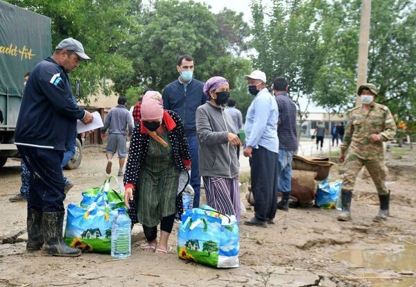 Узбекские футболисты помогли пострадавшим от наводнения в Сырдарье - Sputnik Узбекистан