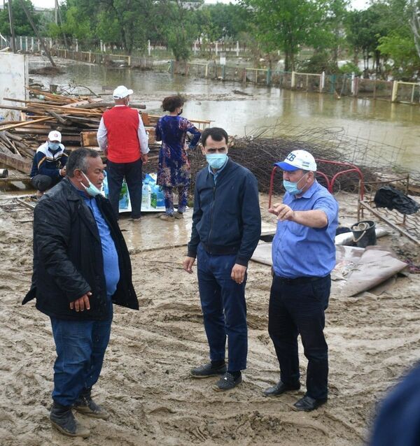 Узбекские футболисты помогли пострадавшим от наводнения в Сырдарье - Sputnik Узбекистан