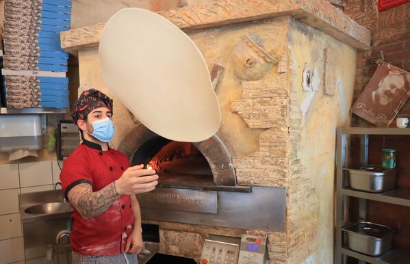 Приготовление пиццы в ресторане после облегчения карантинных мер в Германии - Sputnik Узбекистан