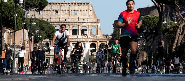 Люди во время занятия спортом после облегчения карантинных мер в Италии  - Sputnik Узбекистан