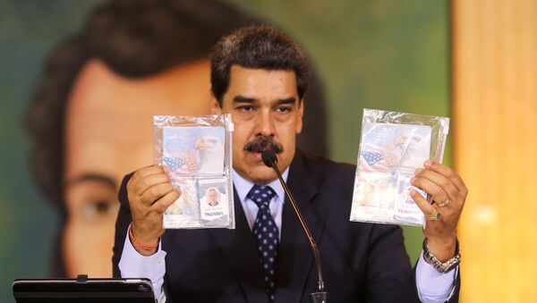 Президент Мадуро демонстрирует паспорта планировавших нападение сотрудников ЧВК - Sputnik Ўзбекистон