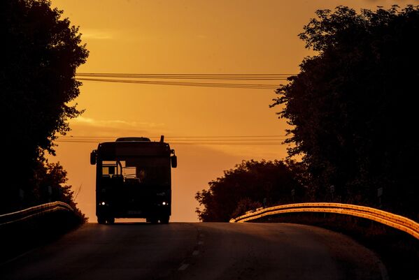 Пустой автобус на дороге во время рассвета, Франкфурт - Sputnik Узбекистан