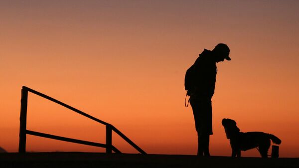 Мужчина во время прогулки с собакой на рассвете в Рио-де-Жанейро, Бразилия - Sputnik Узбекистан