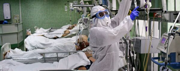 Врач и пациенты в отделении реанимации и интенсивной терапии - Sputnik Ўзбекистон