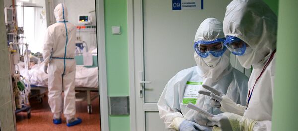 Врачи в отделении реанимации и интенсивной терапии городской клинической больницы Врачи в отделении реанимации и интенсивной терапии городской клинической больницы - Sputnik Ўзбекистон