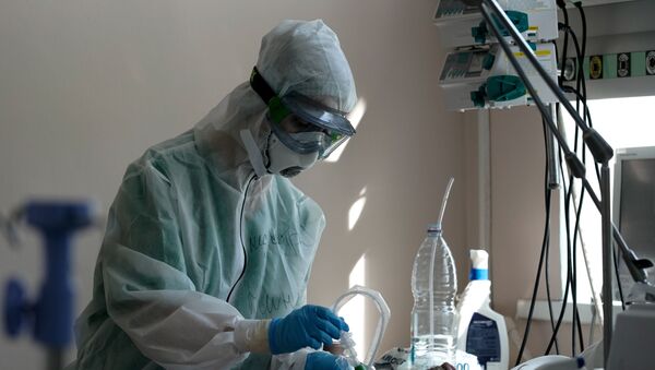 Медицинский работник подключает пациента к аппарату ИВЛ  - Sputnik Ўзбекистон