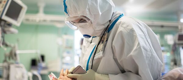 Врач в отделении реанимации и интенсивной терапии Национального медицинского исследовательского центра Врач в отделении реанимации и интенсивной терапии Национального медицинского исследовательского центра - Sputnik Узбекистан